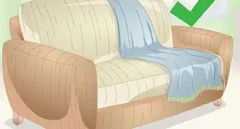 acomodar una manta decorativa sobre un sofá