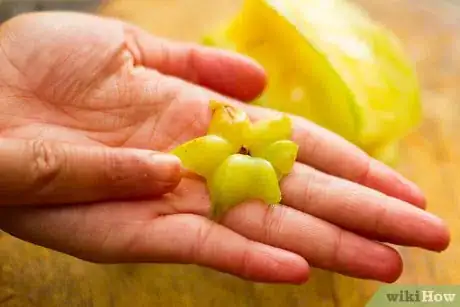 Imagen titulada Eat a Star Fruit Step 3