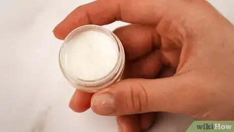Imagen titulada Make Lip Gloss with Honey Step 10