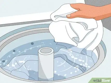 Imagen titulada Bleach Your Clothing Step 8