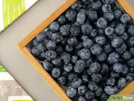 Imagen titulada Eat Blueberries Step 1