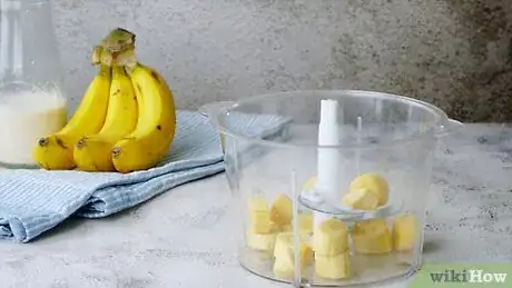 Imagen titulada Make a Banana Milkshake Step 1