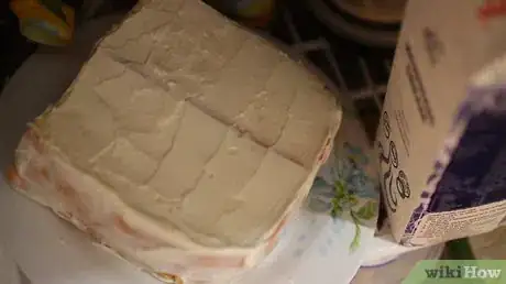 Imagen titulada Put Sprinkles on the Side of a Cake Step 3