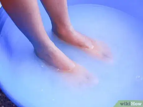 Imagen titulada Control Foot Odor with Baking Soda Step 2