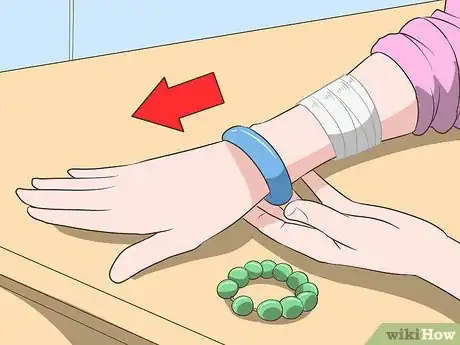 Imagen titulada Make a Sling for Your Arm Step 4