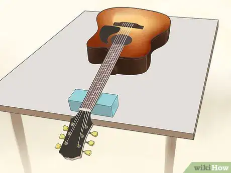 Imagen titulada Clean Guitar Strings Step 1
