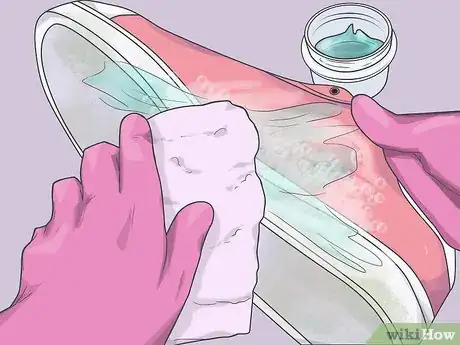 Imagen titulada Remove Grass Stains from Shoes Step 6