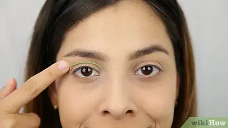 Imagen titulada Blend Eyeshadow Step 1