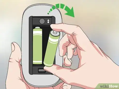 Imagen titulada Replace Batteries on an Apple Magic Mouse Step 5