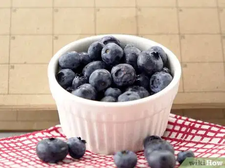 Imagen titulada Eat Blueberries Step 3