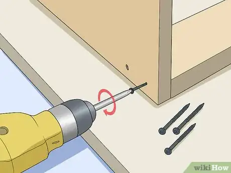 Imagen titulada Paint a High Ceiling over Stairs Step 12