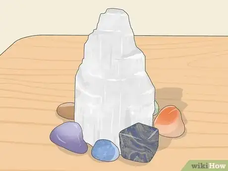 Imagen titulada Cleanse Crystals with Selenite Step 4