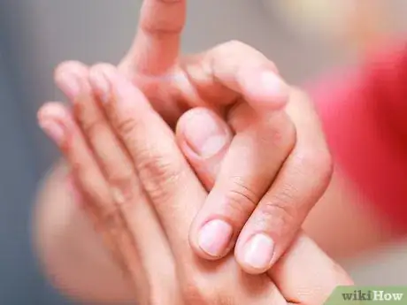 Imagen titulada Look Like You Are Pulling Your Thumb Off Step 5