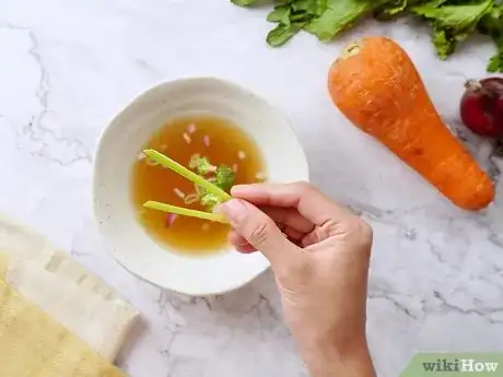 Imagen titulada Make a Basic Consommé Step 18
