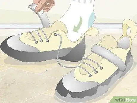 Imagen titulada Stretch Rock Climbing Shoes Step 10