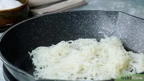 Imagen titulada Cook a Noodles and Egg Quick Meal Step 8