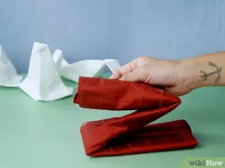 Imagen titulada Fold a Napkin Into a Swan Step 19