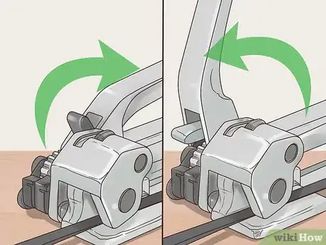 Imagen titulada Use a Uline Strapping Tool Step 12
