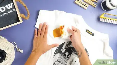 Imagen titulada Get a Ketchup Stain Out Step 1
