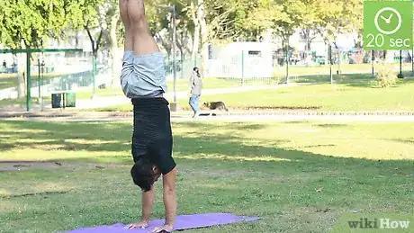 Imagen titulada Walk on Your Hands Step 8