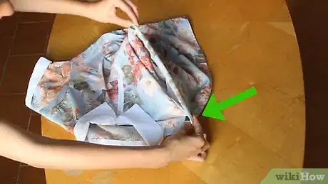 Imagen titulada Fold a T‐Shirt in Two Seconds Step 6