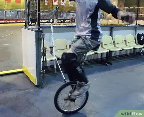 Imagen titulada Mount a Unicycle Step 5