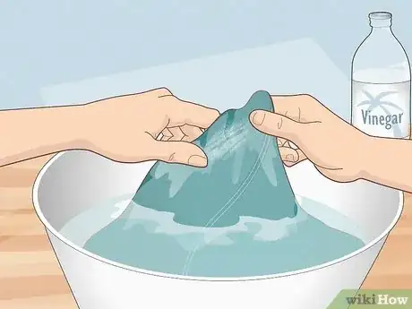 Imagen titulada Get Deodorant Off Your Clothes Step 7