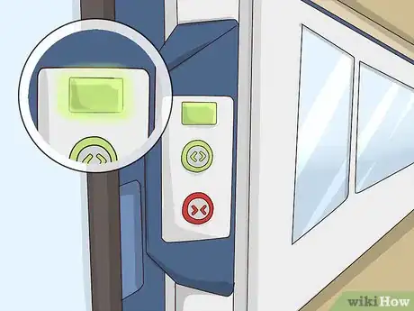 Imagen titulada Open Train Doors Step 2