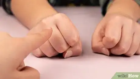 Imagen titulada Do a Simple Coin Magic Trick Step 4