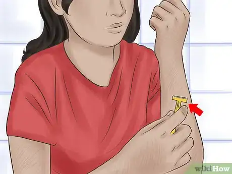 Imagen titulada Shave Your Arms Step 6