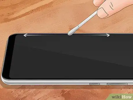 Imagen titulada Get Air Bubbles Out of a Glass Screen Protector Step 7