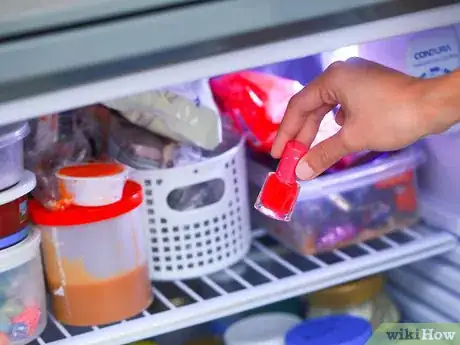 Imagen titulada Keep Nail Polish from Drying Out Step 2