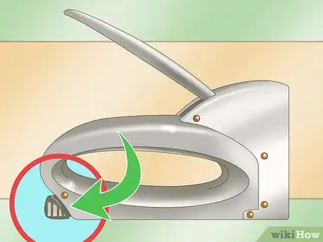 Imagen titulada Refill a Stapler Step 5