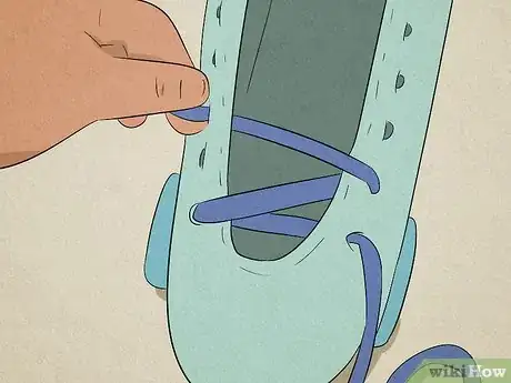Imagen titulada Tie Roller Skate Laces Step 5