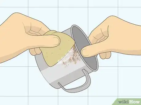 Imagen titulada Clean Rust and Stains from a Tin Step 14
