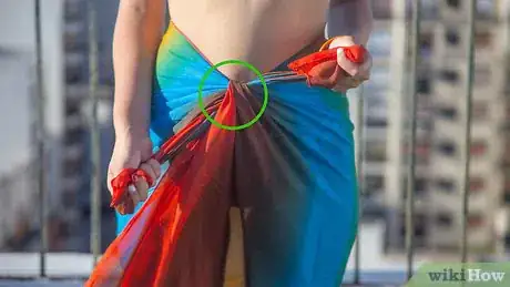 Imagen titulada Tie a Sarong Step 10
