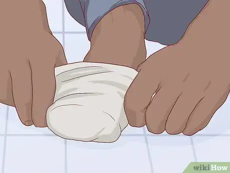 Imagen titulada Use an Exfoliating Foot Peel Step 8