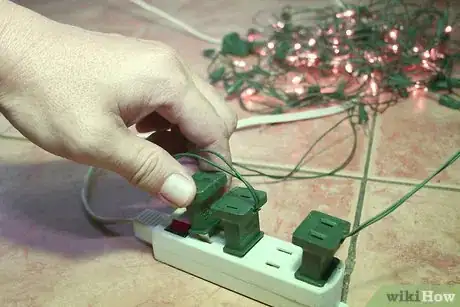 Imagen titulada String Christmas Tree Lights Step 29