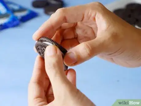 Imagen titulada Eat an Oreo Cookie Step 2
