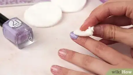 Imagen titulada Buff Your Nails Step 1