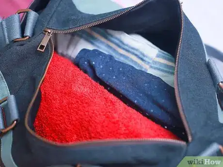 Imagen titulada Pack a Beach Bag Step 3