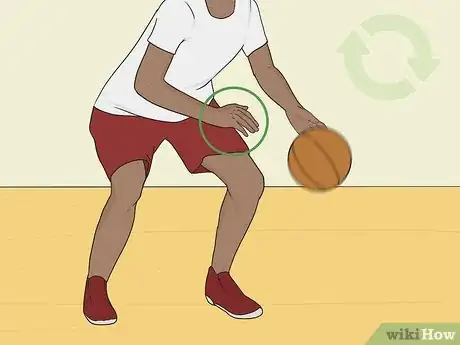 Imagen titulada Dribble a Basketball Between the Legs Step 9.jpeg