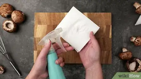 Imagen titulada Clean a Portobello Mushroom Step 1