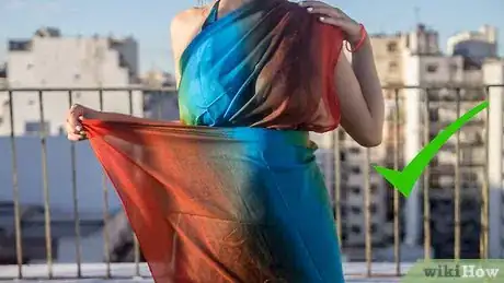 Imagen titulada Tie a Sarong Step 19