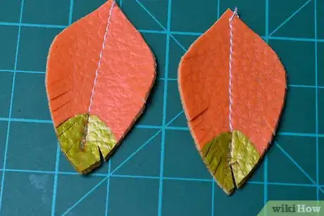 Imagen titulada Make Leather Earrings Step 15