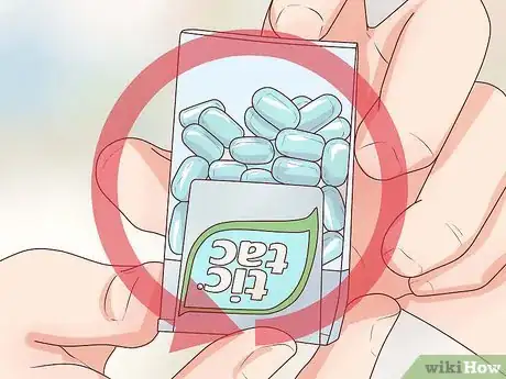 Imagen titulada Eat a Tic Tac Step 2