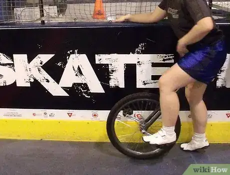 Imagen titulada Mount a Unicycle Step 2