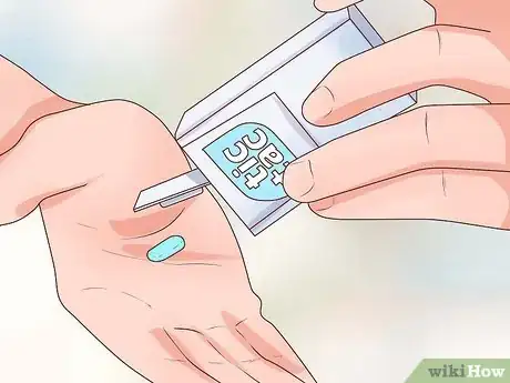 Imagen titulada Eat a Tic Tac Step 1