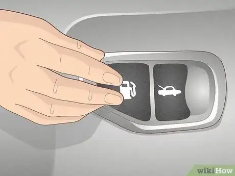 Imagen titulada Open Gas Tank Step 3