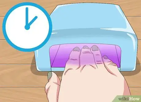Imagen titulada Make Holographic Nails Step 7